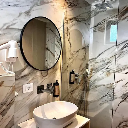 Avenue Hotel